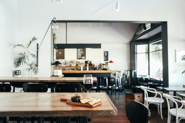 Comment organiser une soirée de dégustation de vins naturels et fromages affinés dans un bar à vin ?