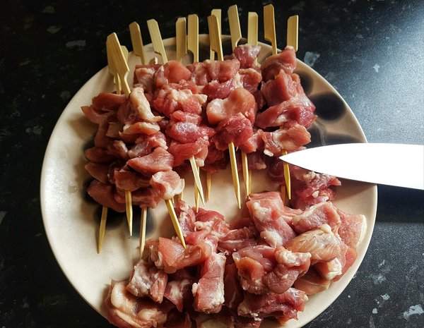 Comment maîtriser la cuisson des moules marinières avec une sauce à l'ail et au vin blanc ?