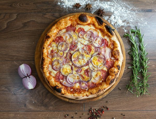 Quels sont les secrets pour une pizza napolitaine avec une pâte fine et des bords gonflés ?